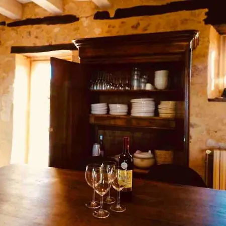 בית נופש Le Logis De Saint-chamassy, Romantique Avec Jacuzzi Et Piscine