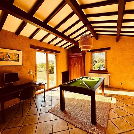 בית נופש Le Logis De Saint-chamassy, Romantique Avec Jacuzzi Et Piscine Saint-Chamassy
